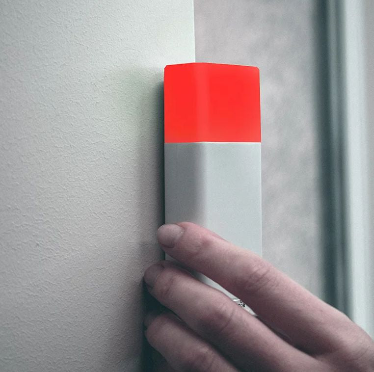Luxafor Switch Pro Busylight hvid lyser rødt på mur ved mødelokale