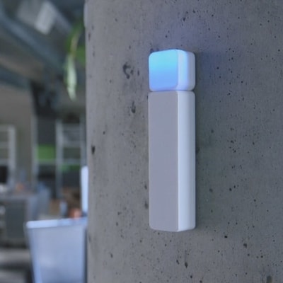 Luxafor Bluetooth Busylight, hvid på væg lyser blåt