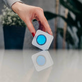 Luxafor Cube Busylight hvid lyser blåt med hånd