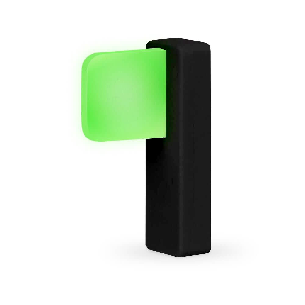 Luxafor Flag Busylight, sort på bord, lyser grønt, uden baggrund