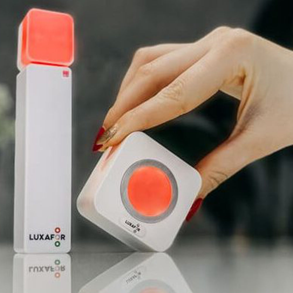 Luxafor Switch Busylight hvid lyser rødt hånd med cube